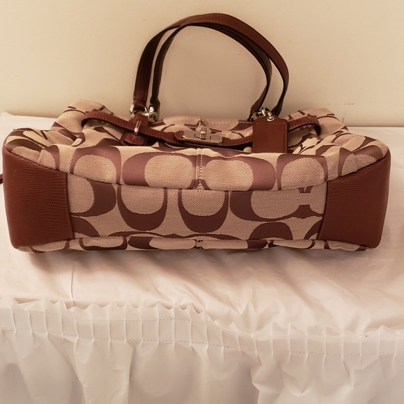 Coach brown 3 compartments and front pocket. - Picture 4 of 8